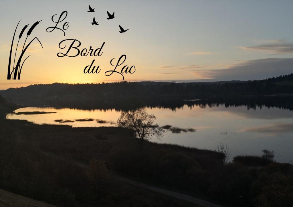 a picture of a lake with the words be told die la at Le Bord du Lac - Duplex - Meublé 3 étoiles in Malbuisson