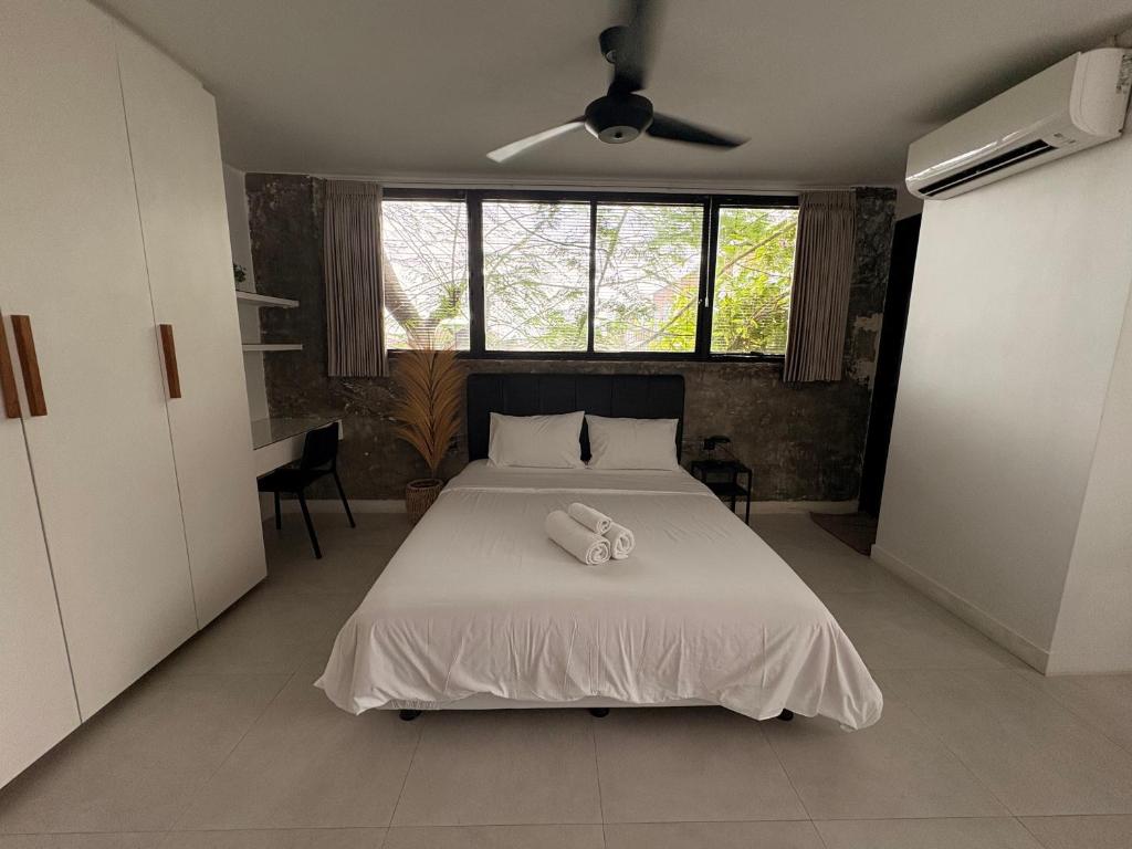 Postel nebo postele na pokoji v ubytování The Drupadi Apartments Studio Peka