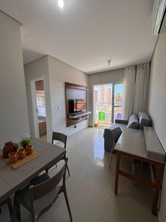 ein Wohnzimmer mit Tisch und Couch in der Unterkunft San Mateo - Novo, 200 metros da Praia in Cabedelo