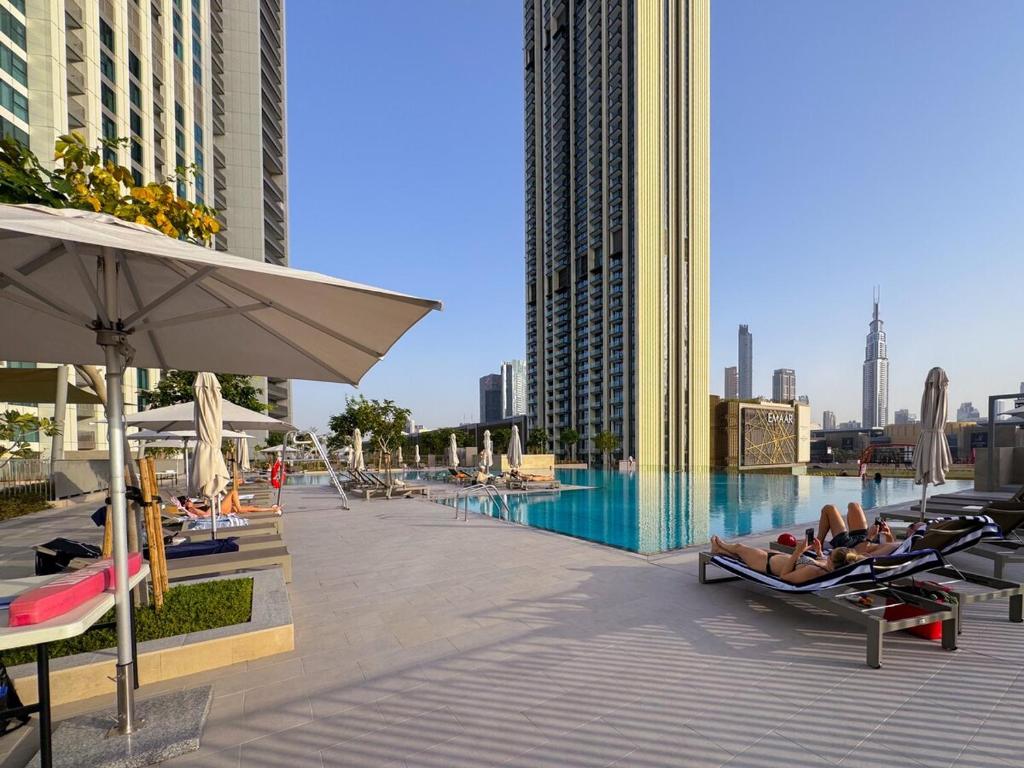 Bassenget på eller i nærheten av Elegant 1BR in Heart of Dubai, Walk to Top Malls
