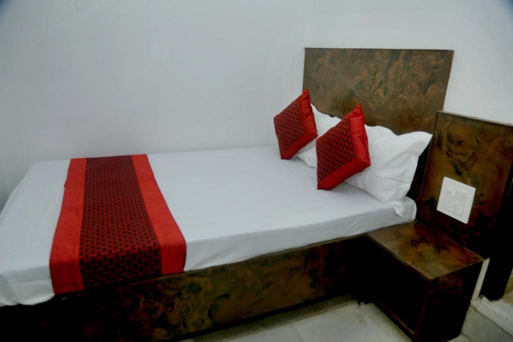 Postel nebo postele na pokoji v ubytování Hotel Yes Please A Budget Friendly Guest House