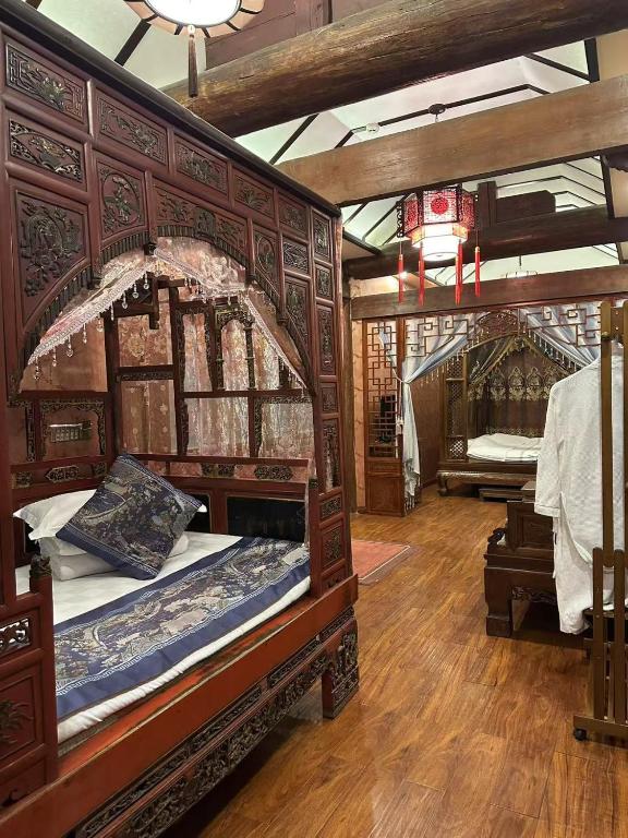 Postel nebo postele na pokoji v ubytování Pingyao HongJingYuanGuesthouse