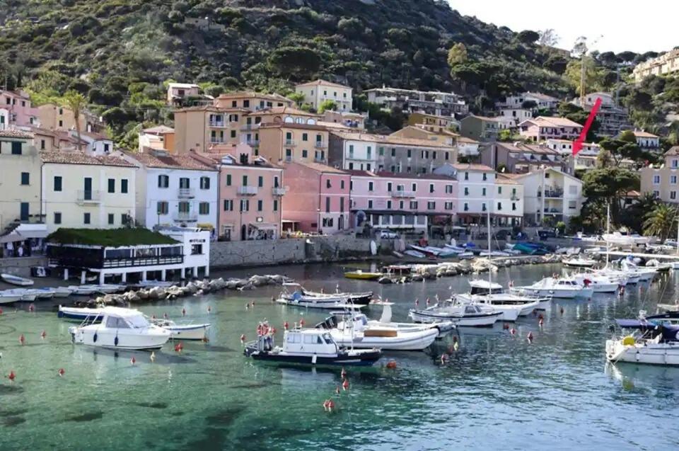 ジリオ・ポルトにあるIncantevole appartamento vista mareの建物の港の船団