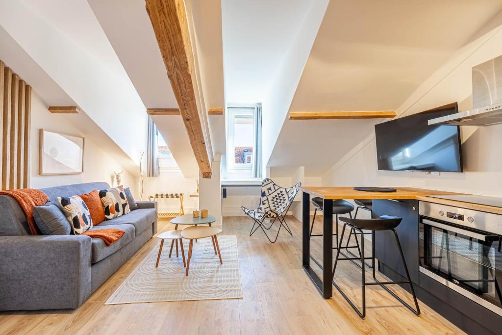 un salon avec un canapé et une table dans l'établissement 5 CARNOT - Beautiful apartment, 4 people, 150m from Palais des Festivals, à Cannes