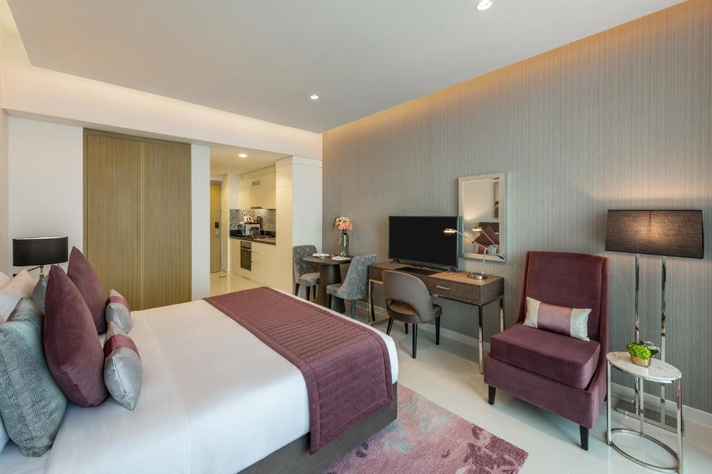 DAMAC Maison Aykon City Dubai的电视和/或娱乐中心