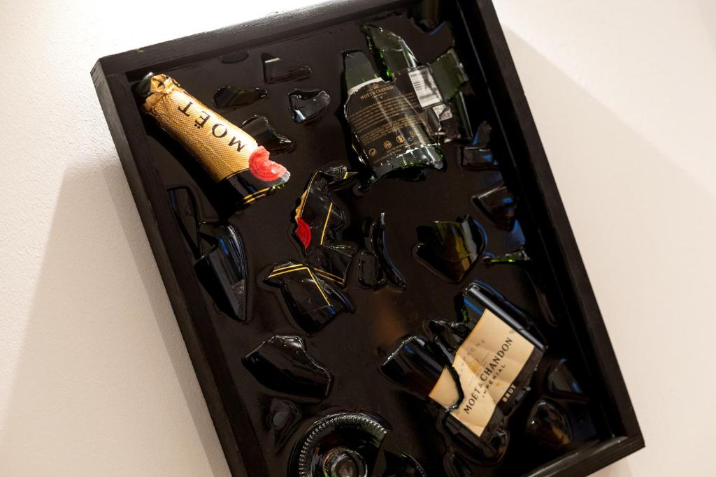 a black box filled with bottles of wine at Mokka Suite Design in Neumünster in Neumünster