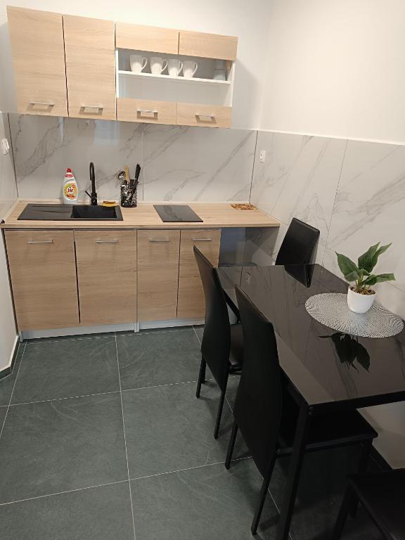 莫劳豪洛姆4 Barát apartman的配有桌椅和柜台的厨房