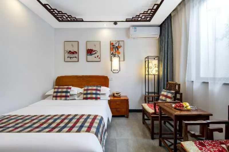 Postel nebo postele na pokoji v ubytování Tongli Xiangju Inn
