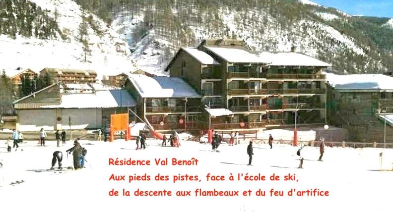 Un groupe de personnes skier dans la neige devant un bâtiment dans l'établissement Résidence Val Benoît face à la piste de ski l'aiguille en centre station 4 couchages, à La Foux d'Allos