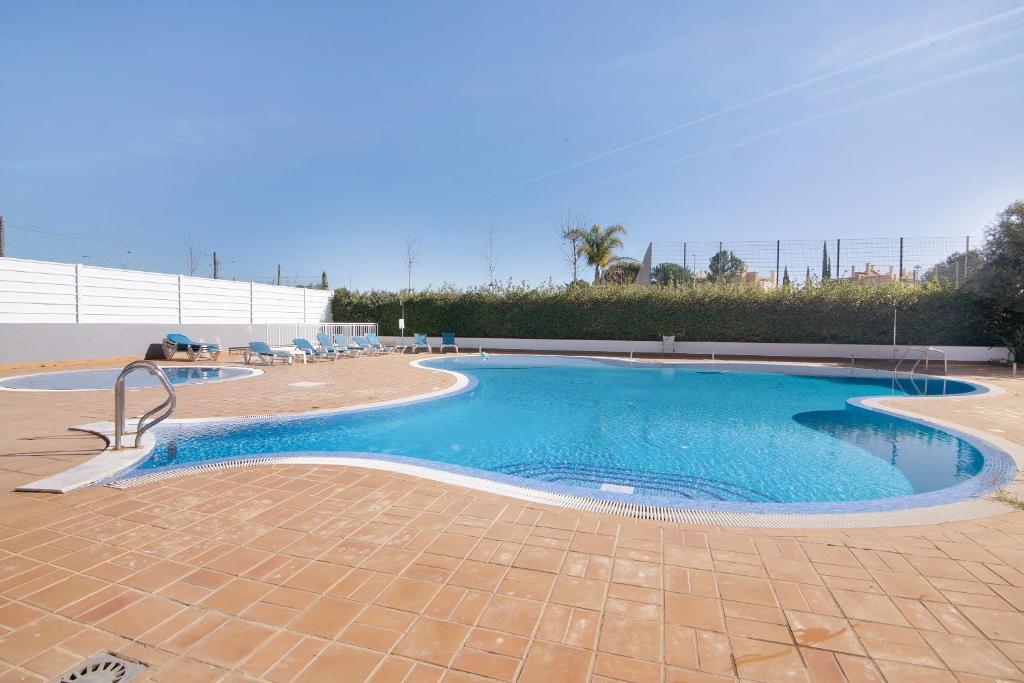 カバナス・デ・タビラにあるCosta Cabanas 54のレンガ造りのパティオ付きのリゾート内の大型スイミングプール