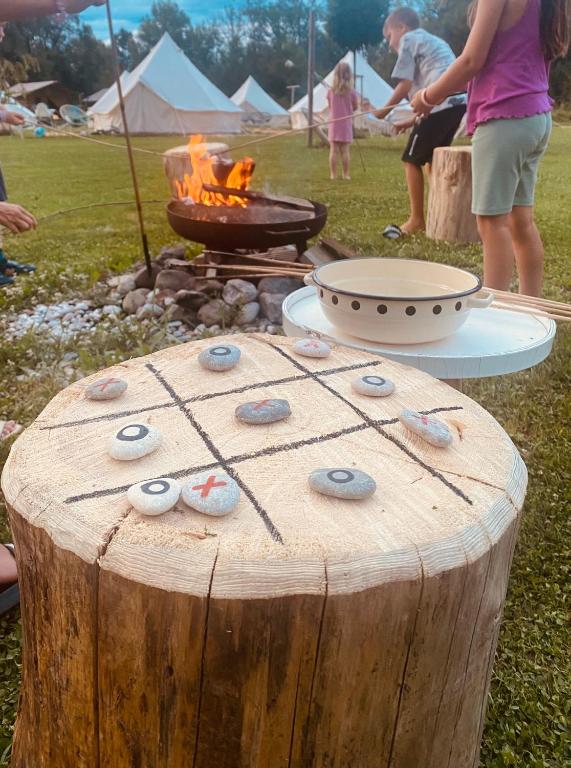 Gril dostupný pro hosty v luxury tent