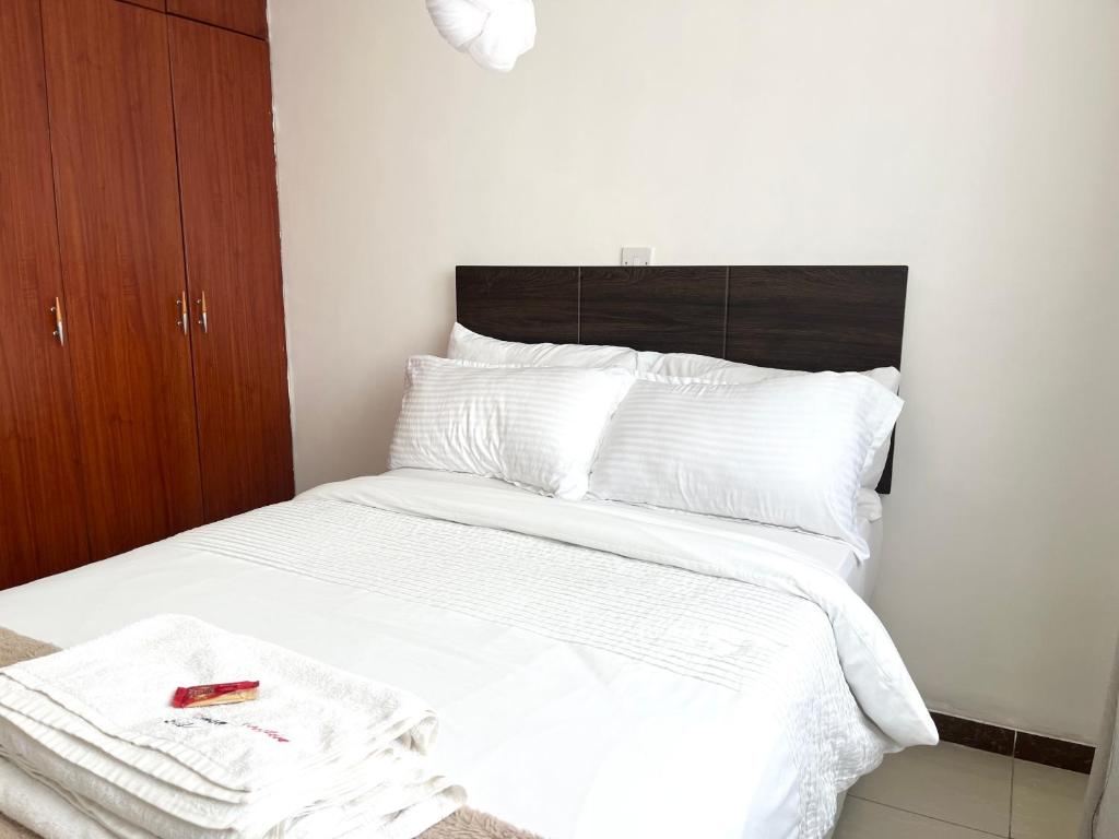 Postel nebo postele na pokoji v ubytování Milimani Suites With Pool, GYM, Secure Parking