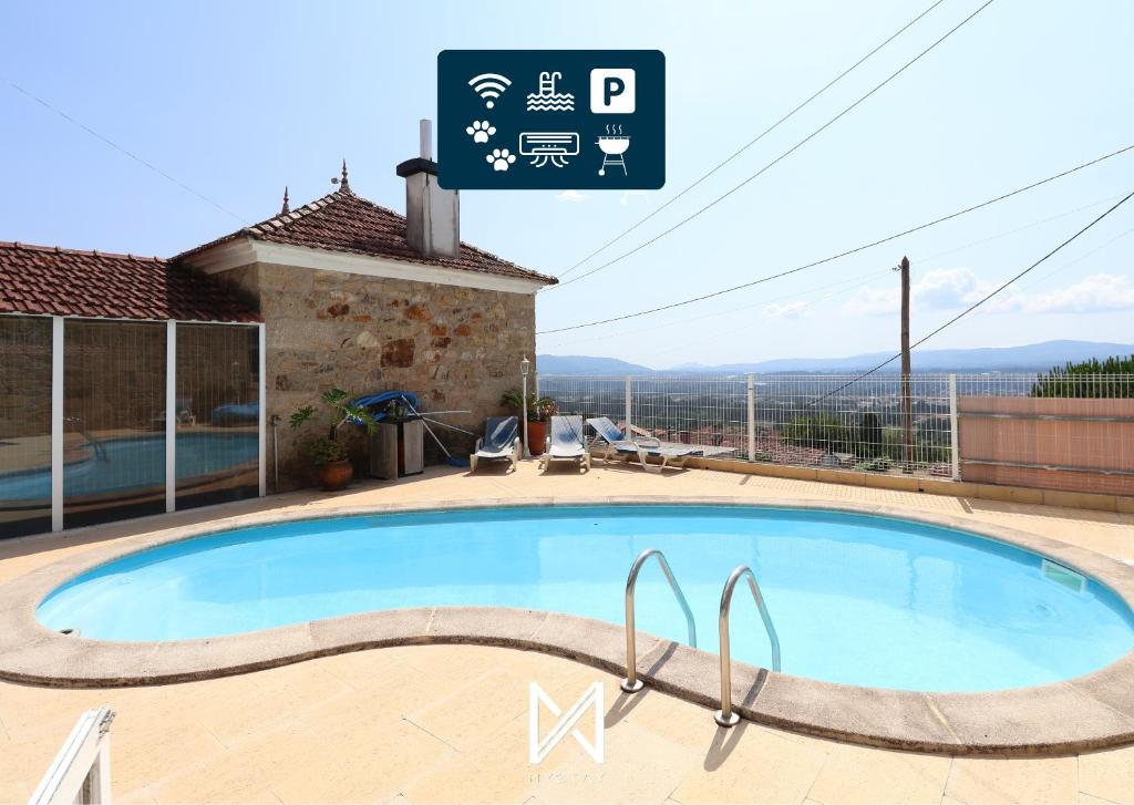 una piscina con un cartello di fronte a una casa di MyStay - Casa Pedrosa a Valença