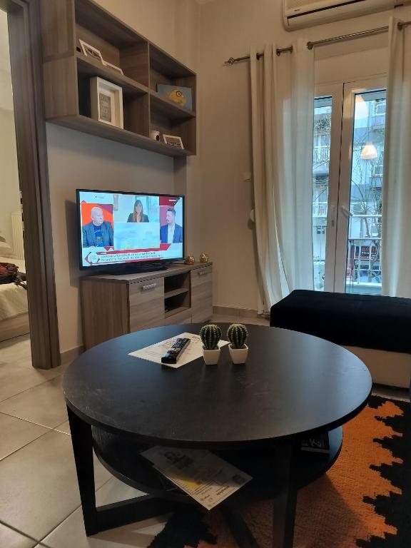 Televízia a/alebo spoločenská miestnosť v ubytovaní Maiandros Downtown - 1 BR Apartment- Explore Center by foot - Close to Aristotelous square