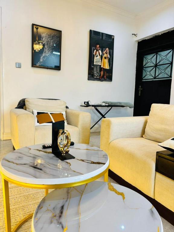 Posezení v ubytování Home2Suite by Veronica Buziga, Munyonyo- Luxury with Netflix, Wi-Fi, & Free Parking