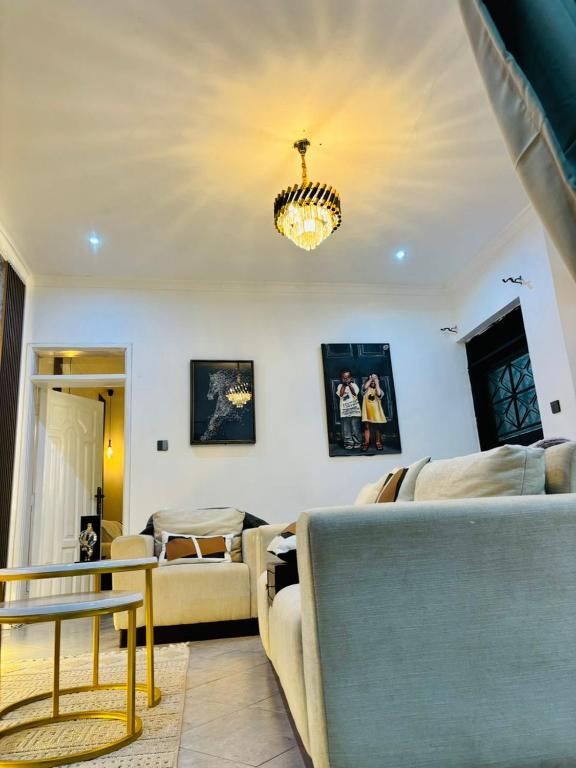 Posezení v ubytování Home2Suite by Veronica Buziga, Munyonyo- Luxury with Netflix, Wi-Fi, & Free Parking