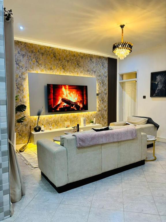 Posezení v ubytování Home2Suite by Veronica Buziga, Munyonyo- Luxury with Netflix, Wi-Fi, & Free Parking