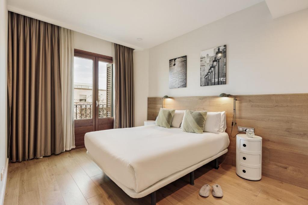 A bed or beds in a room at Ola Living Boqueria