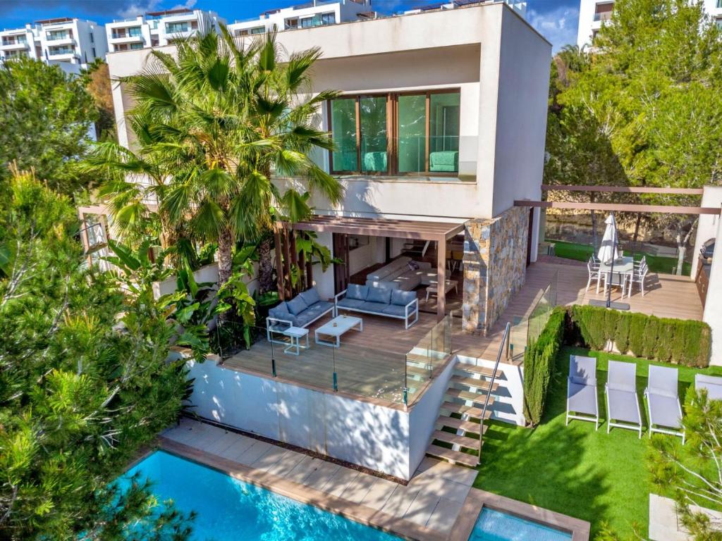 widok z lotu ptaka na dom z basenem w obiekcie Las Colinas, Acacia Villas, Alicante w mieście Orihuela Costa