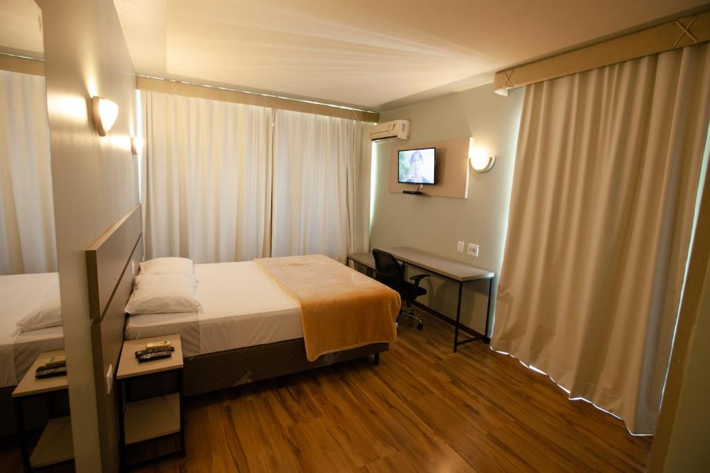 Postel nebo postele na pokoji v ubytování Atalaia Palace Hotel