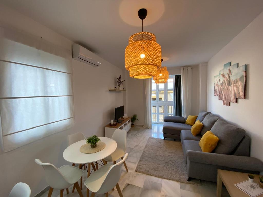 a living room with a couch and a table at Apartamento en centro con garaje in Sanlúcar de Barrameda