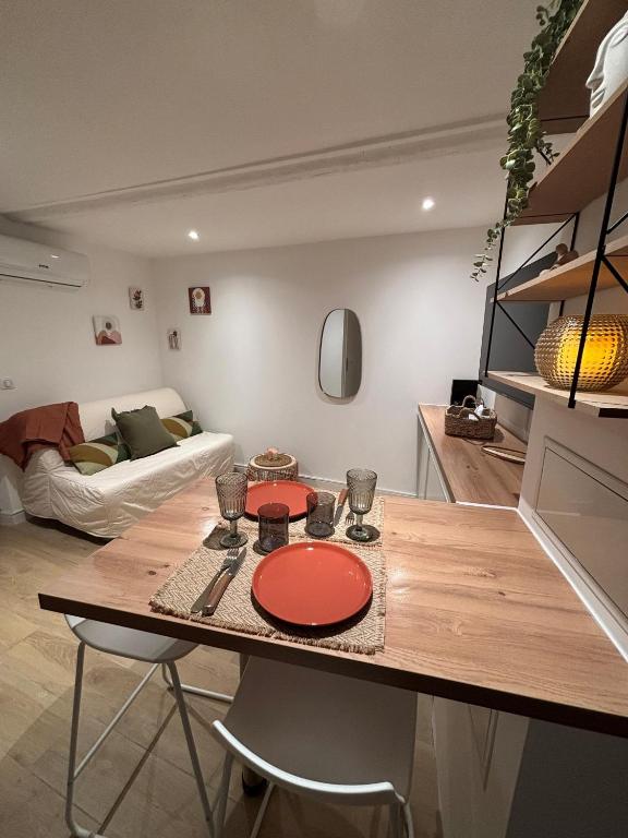 une cuisine et un salon avec une table et un canapé dans l'établissement Appartement Ceyreste La Ciotat - jacuzzi, à Ceyreste