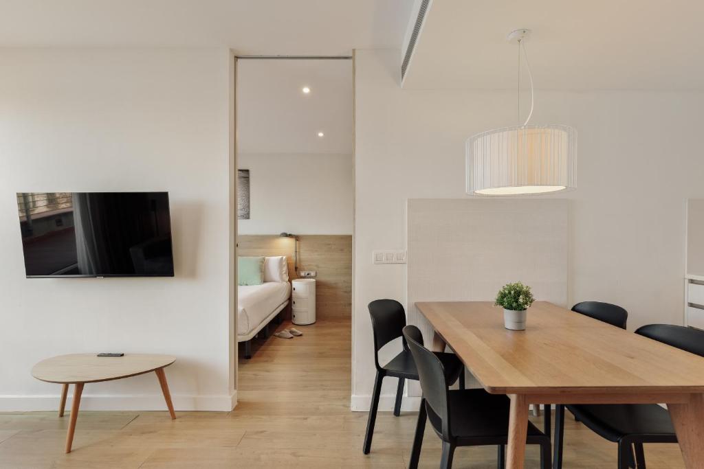 A television and/or entertainment centre at Ola Living Boqueria
