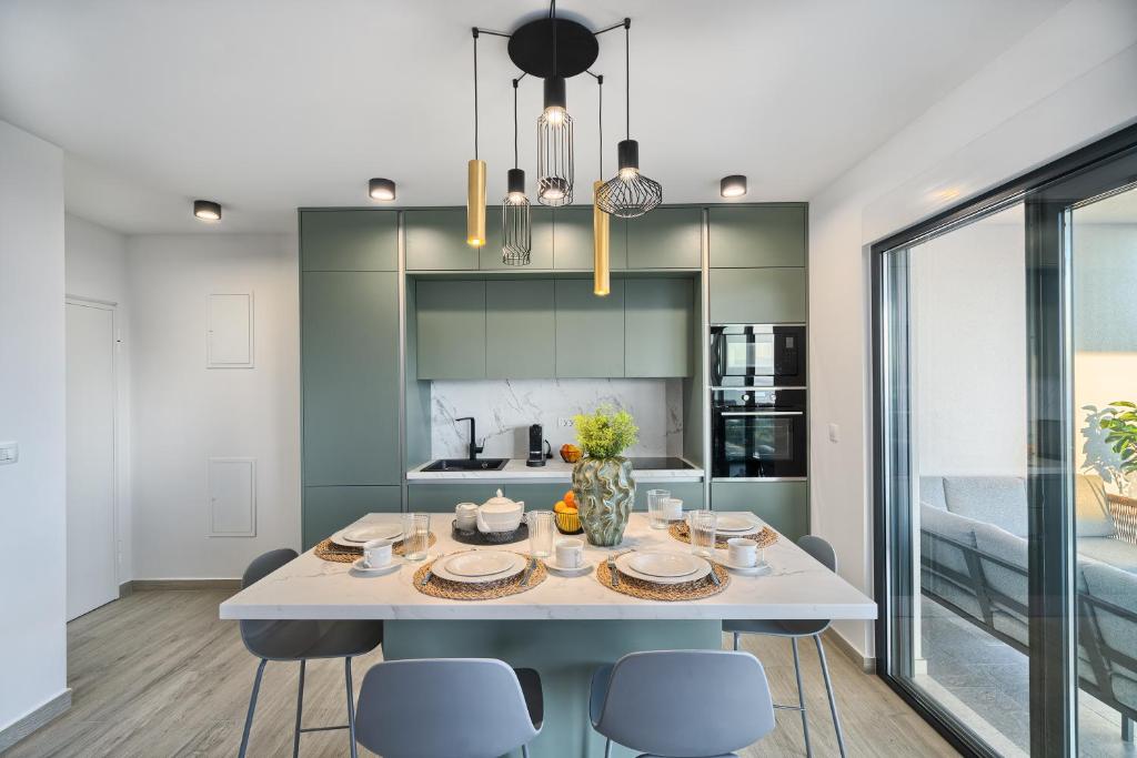 a kitchen and dining room with a table and chairs at Imola's Place - Sea-View & Pool in Slatine