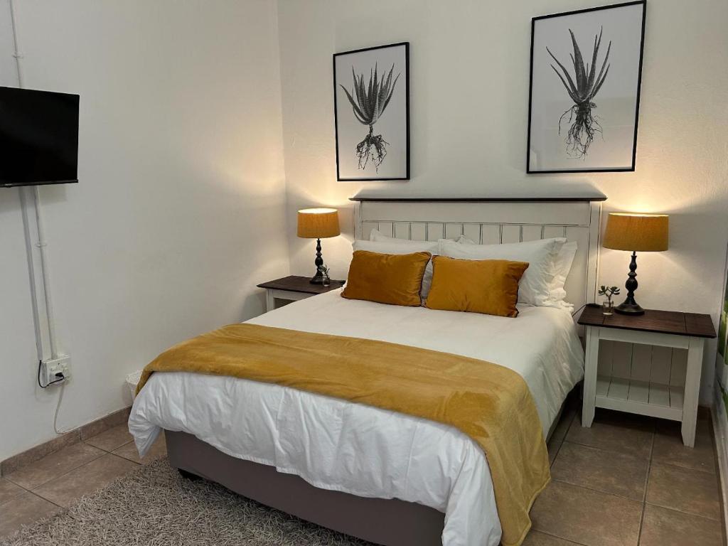 En eller flere senge i et værelse på Ekuphumuleni Village