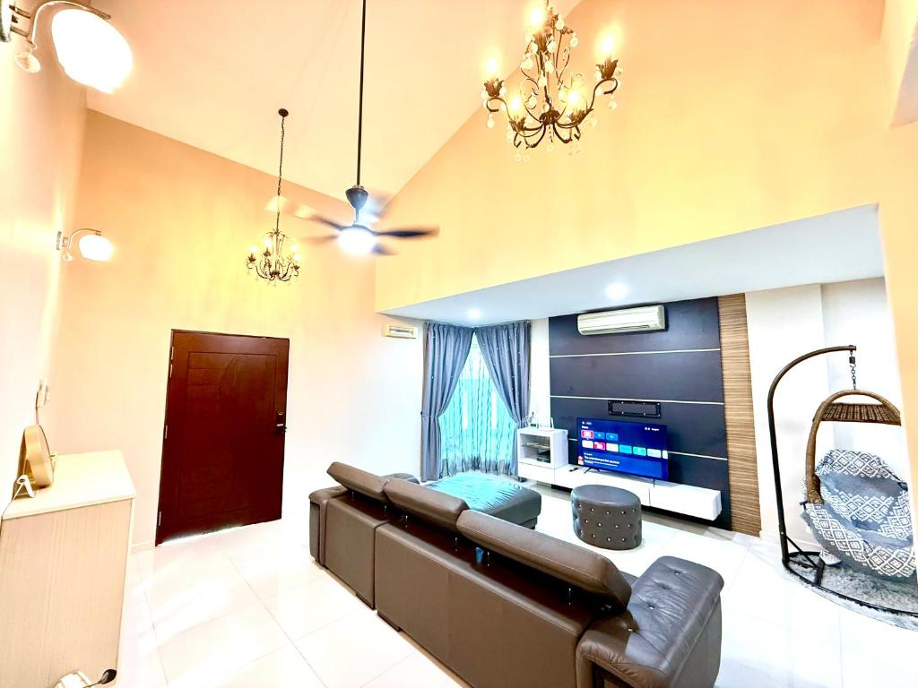 TV a/nebo společenská místnost v ubytování Austin Premium Suite Corner at Seri Austin by Maco Home