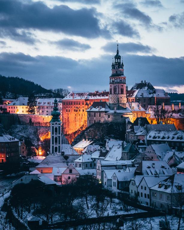 Nespecifikovaný výhled na destinaci Český Krumlov nebo výhled na město při pohledu z penzionu
