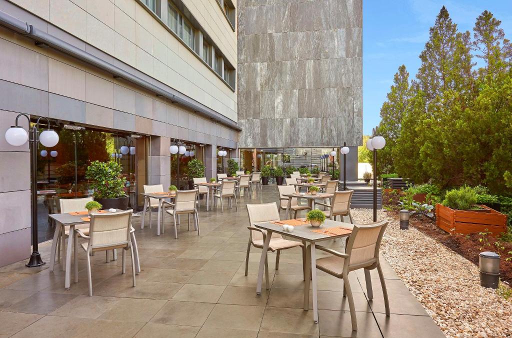 Un restaurante o sitio para comer en NH Madrid Las Tablas