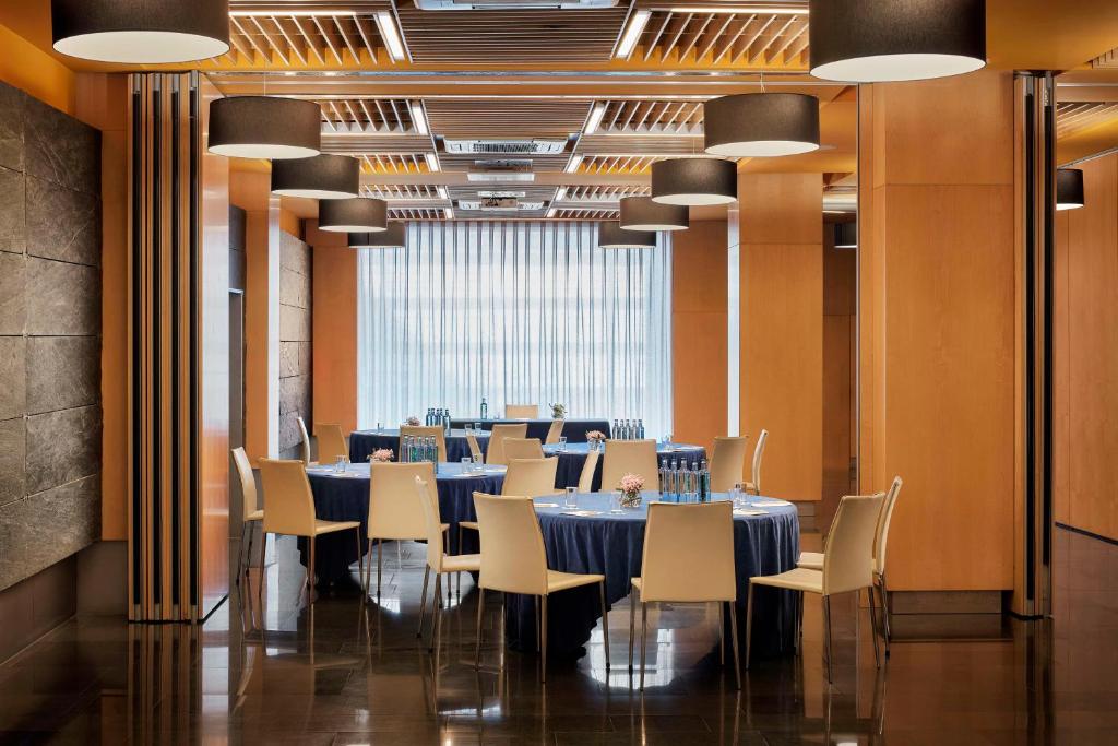 Un restaurante o sitio para comer en NH Madrid Las Tablas