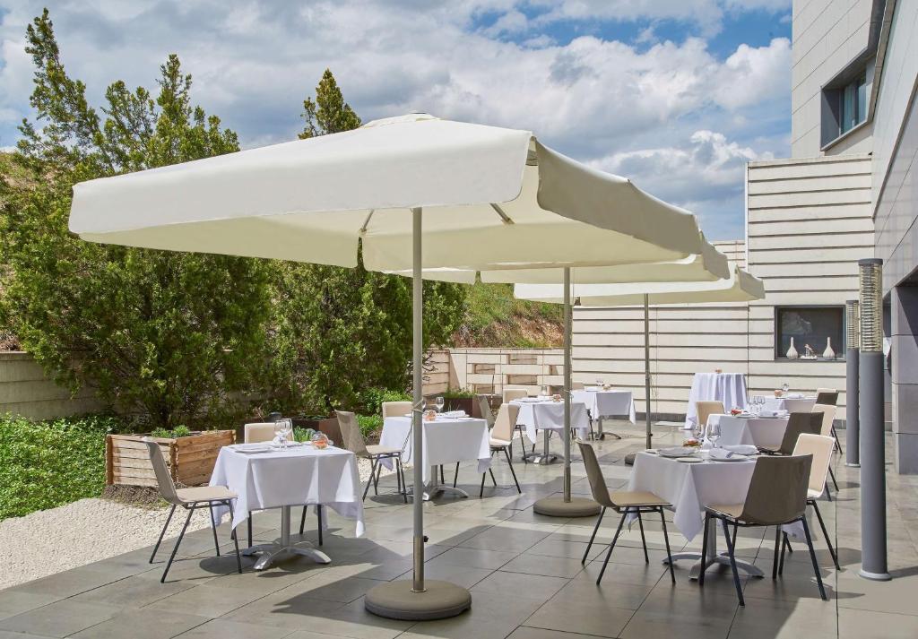 Un restaurante o sitio para comer en NH Madrid Las Tablas