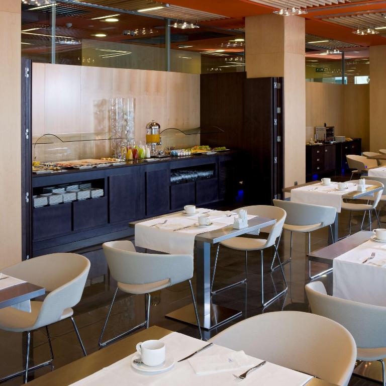 Un restaurante o sitio para comer en NH Madrid Las Tablas