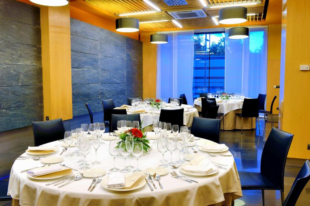 Un restaurante o sitio para comer en NH Madrid Las Tablas
