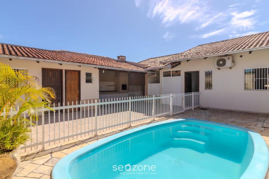 Πισίνα στο ή κοντά στο Casa 3Q Piscina e Churrasq. 500m da praia RUA0226