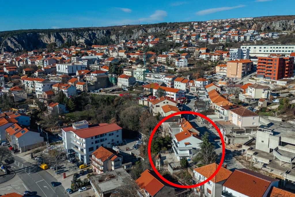 Nespecifikovaný výhled na destinaci Imotski nebo výhled na město při pohledu z apartmánu