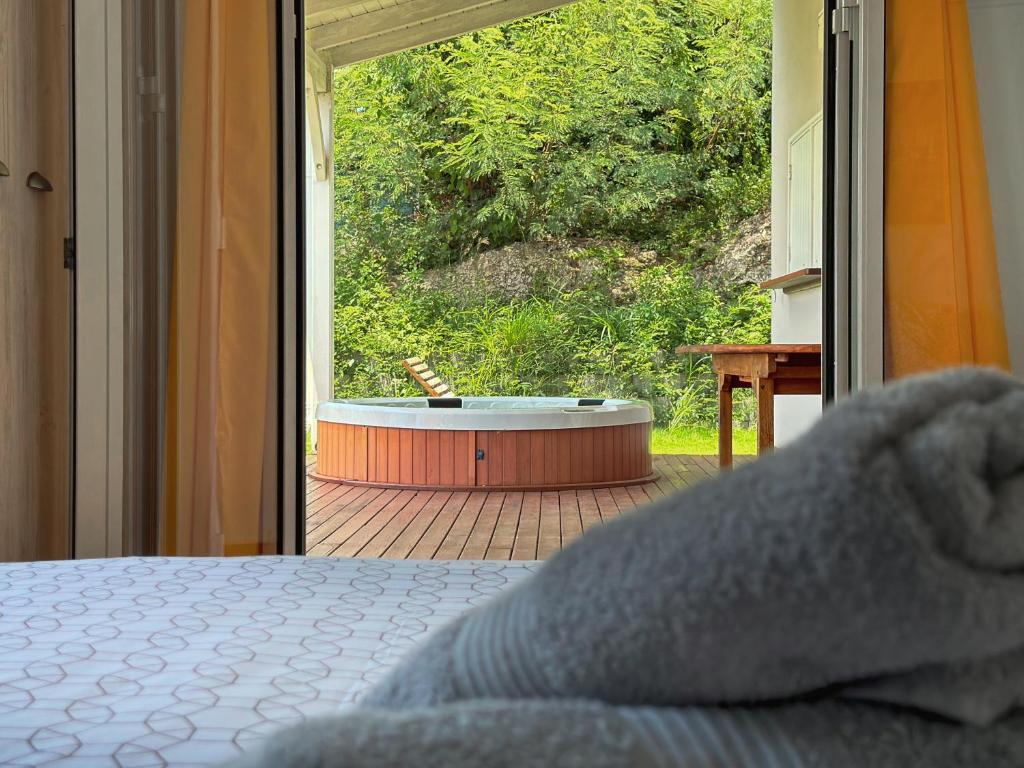 a room with a tub and a bed and a window at villa Caraibes proche plage in Sainte-Anne