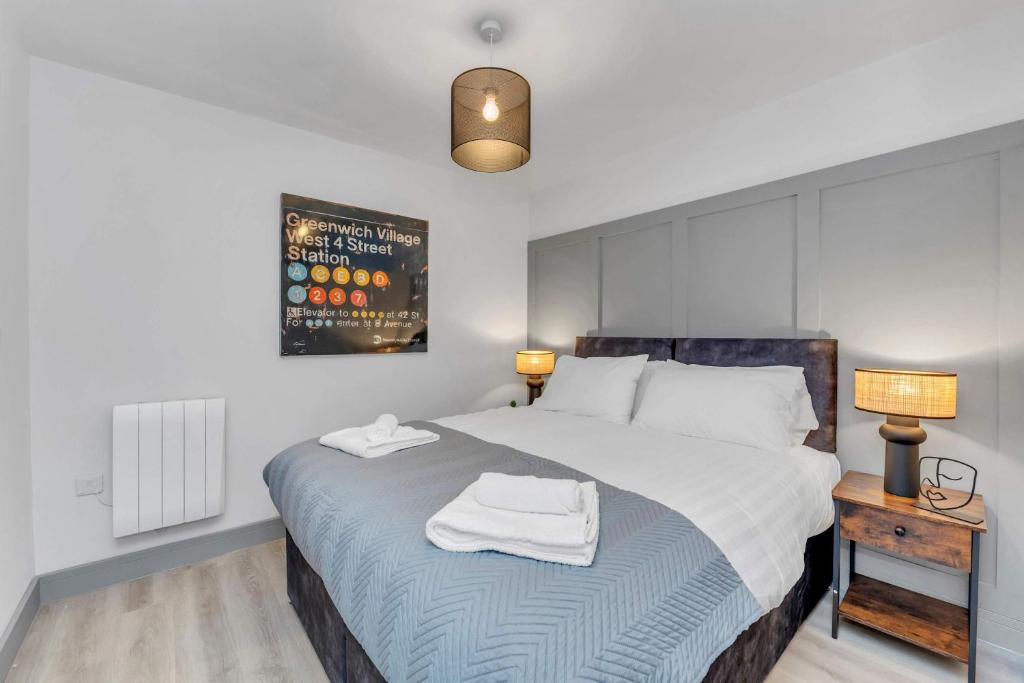 Postel nebo postele na pokoji v ubytování Cosy 1-Bed Apt in Newmarket with Parking