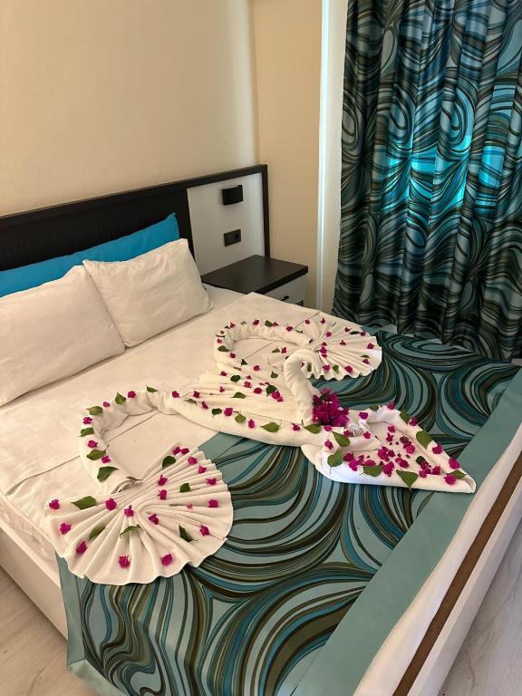 Postel nebo postele na pokoji v ubytování MERYAM SÜİT DELUXE