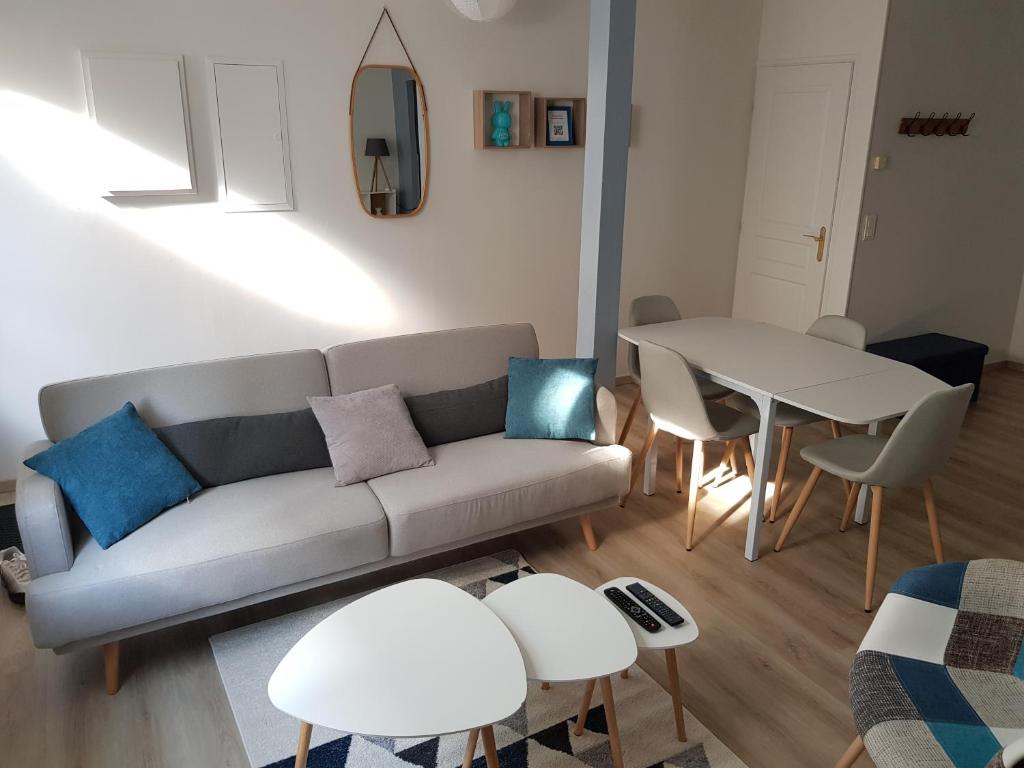 un salon avec un canapé et une table dans l'établissement La Récréation Lochoise Maison 7pers, Zoo de Beauval, à Loches