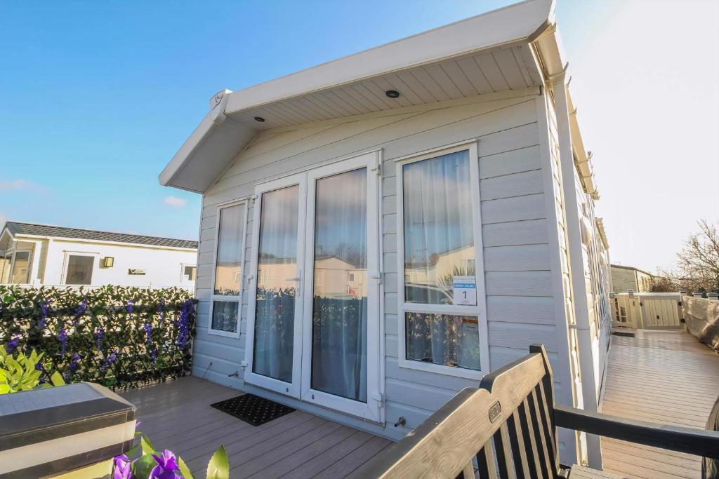 Balkón nebo terasa v ubytování Stunning Caravan With Large Decking At California Cliffs In Norfolk Ref 50001Oc