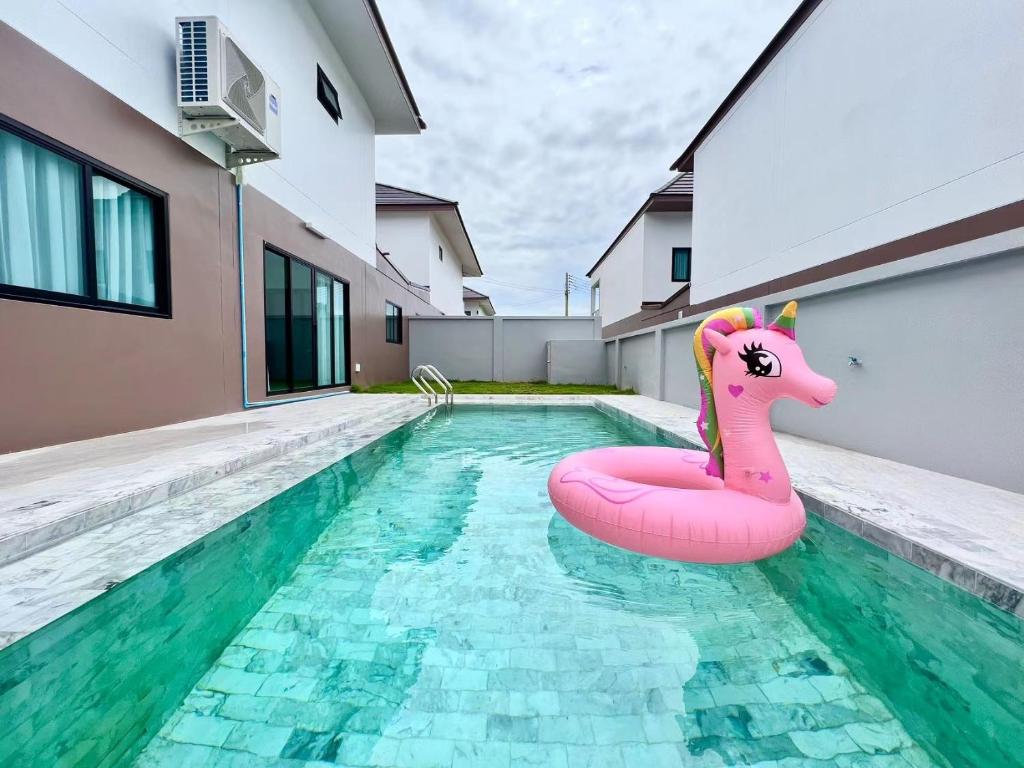 un unicornio rosa flotando en una piscina en 芭堤雅ins风独栋泳池别墅, en Nong Prue