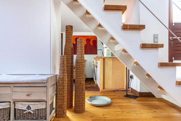 d'un salon avec un escalier pourvu de rampes pour chats. dans l'établissement Loftwohnung in einer preisgekrönten Denkmalhofreite, à Groß-Umstadt