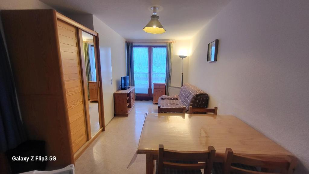 un salon avec une table en bois et un canapé dans l'établissement Le Charvin 211, à Manigod