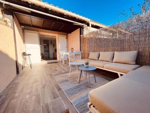 une terrasse avec un canapé et une table dans l'établissement Villa Club avec terrasse à 5 min à pied de la plage, à Sanary-sur-Mer
