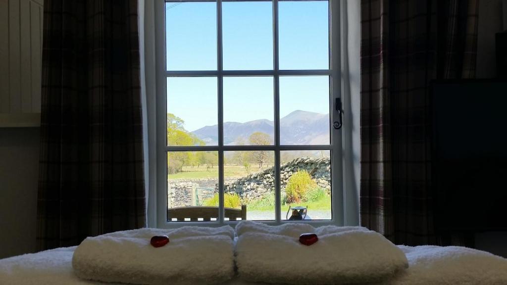 Cama frente a una ventana con vistas en Lake District, Mountain Views, Accessible Studio Bothy, en Valle de Borrowdale