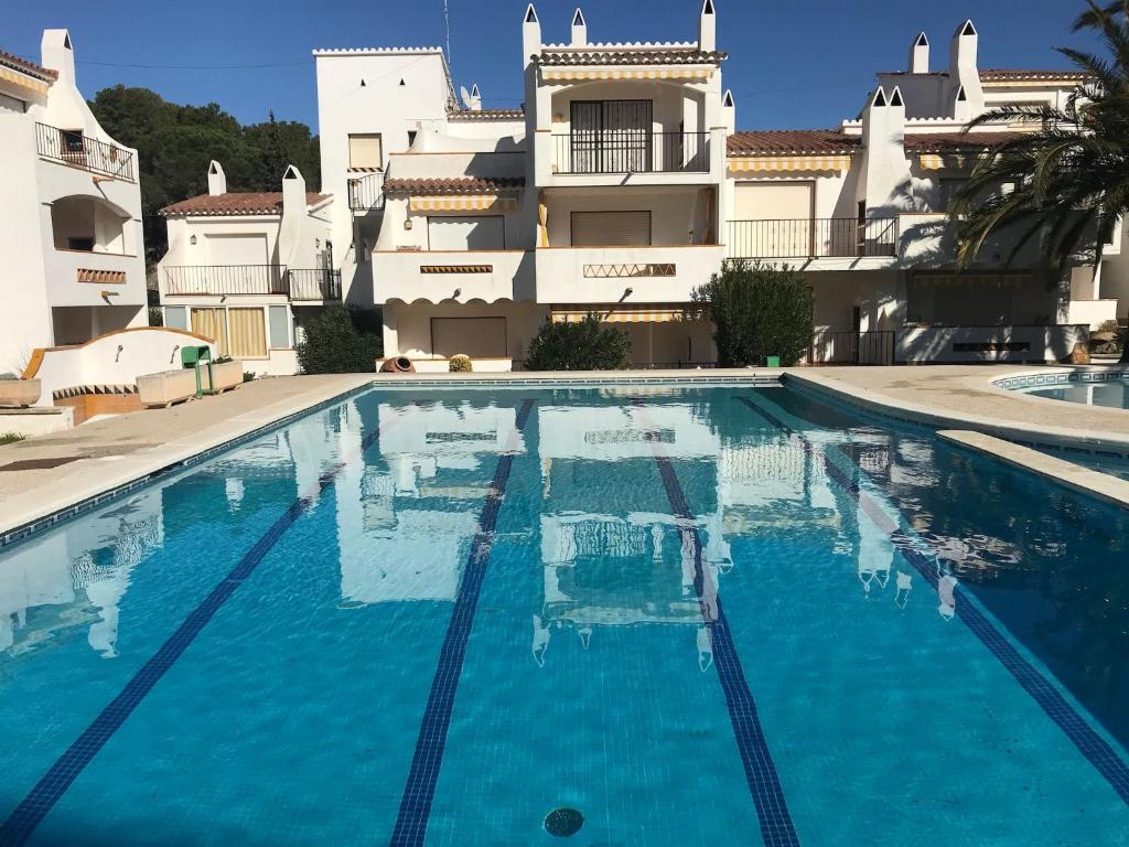 Bazén v ubytovaní Apartamento en Roses parking y piscina comunitaria AV-54 alebo v jeho blízkosti