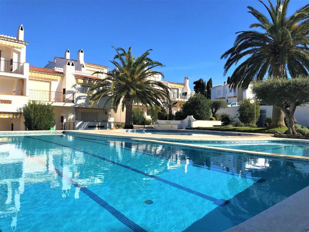 Bazén v ubytovaní Apartamento en Roses parking y piscina comunitaria AV-54 alebo v jeho blízkosti